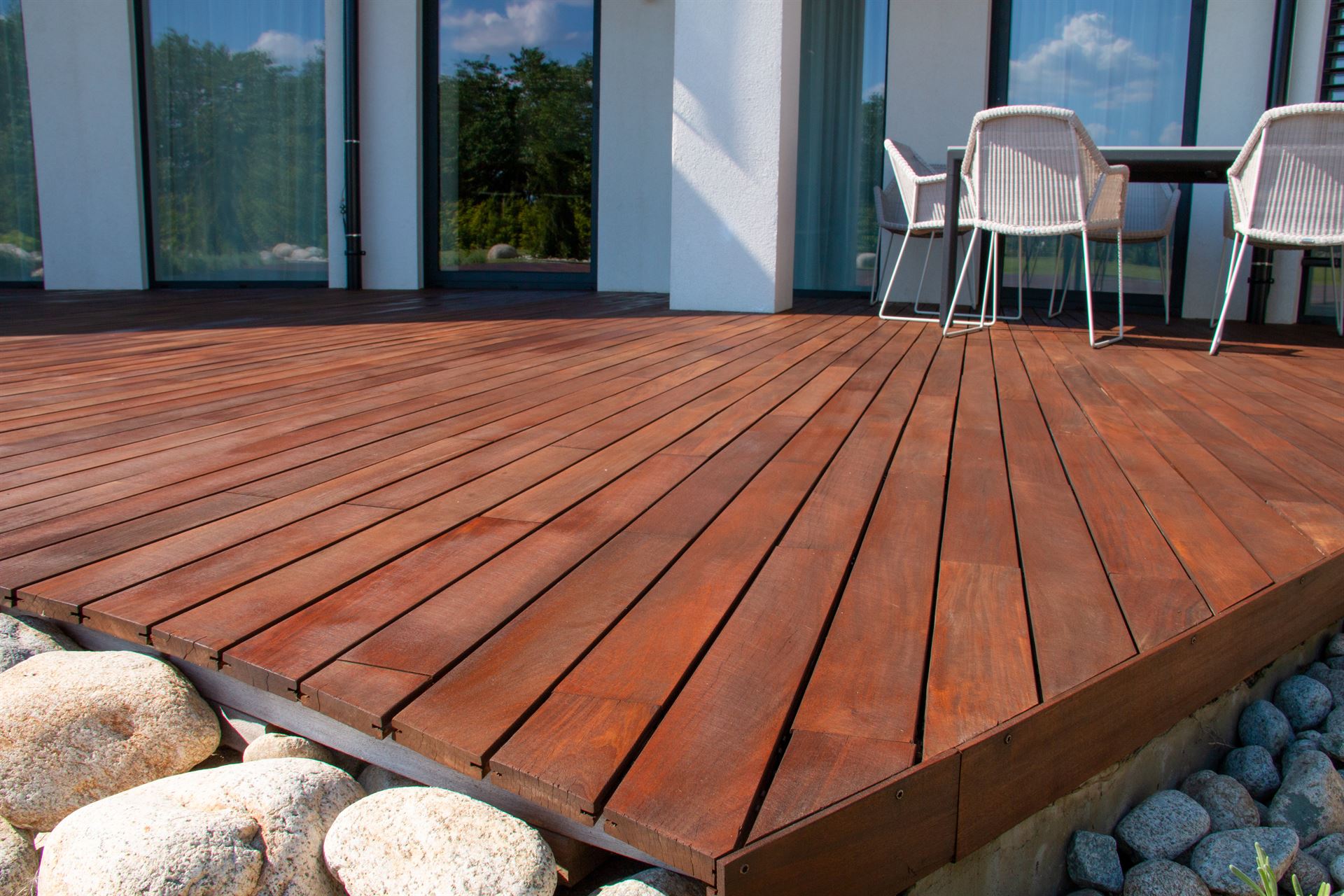 Construction de terrasses en bois à Agde : une terrasse de haute qualité pour votre extérieur